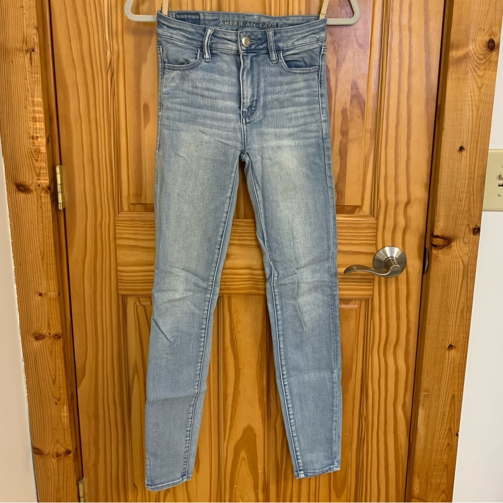 American Eagle light wash skinny jeans! Women’s size 0 long!